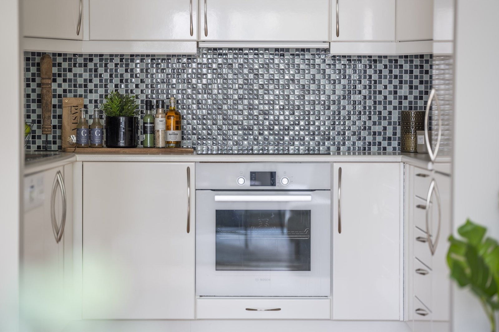 Induksjonstopp, stekeovn, oppvaskmaskin og kjøl/frys er integrert i innredningen. Galleribilde