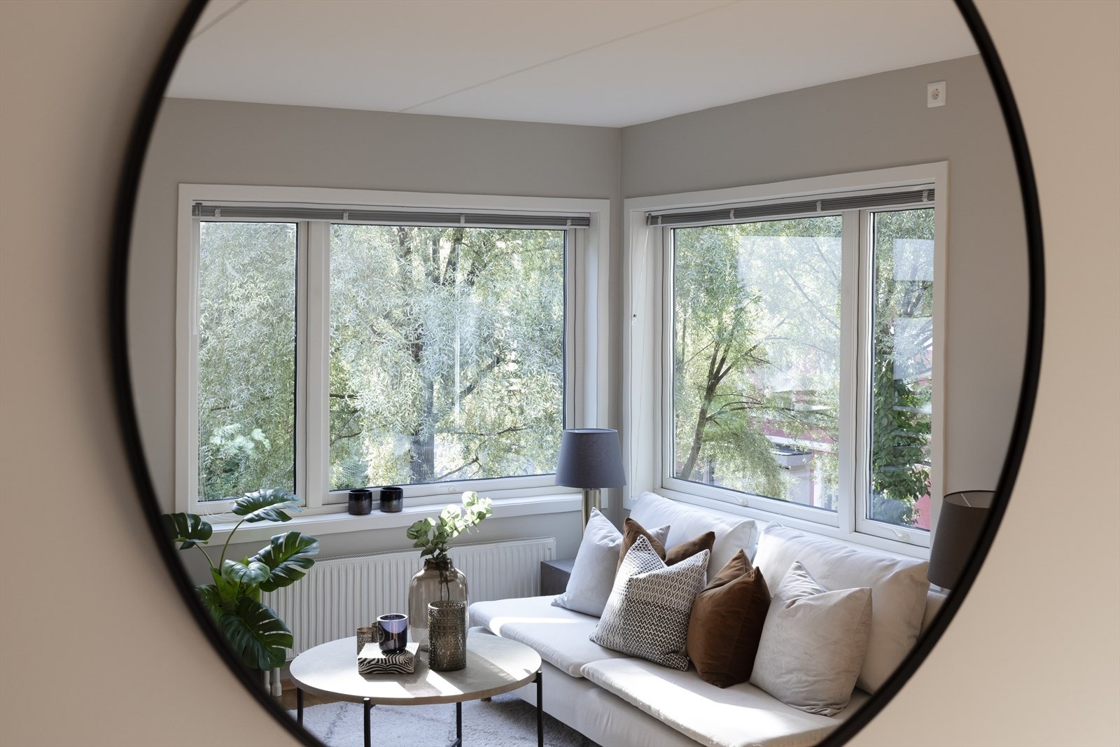 Store vindusflater på to sider slipper inn rikelig med dagslys og gir svært gode innvendige lysforhold, samtidig som de bidrar til en lun og trivelig atmosfære. Galleribilde