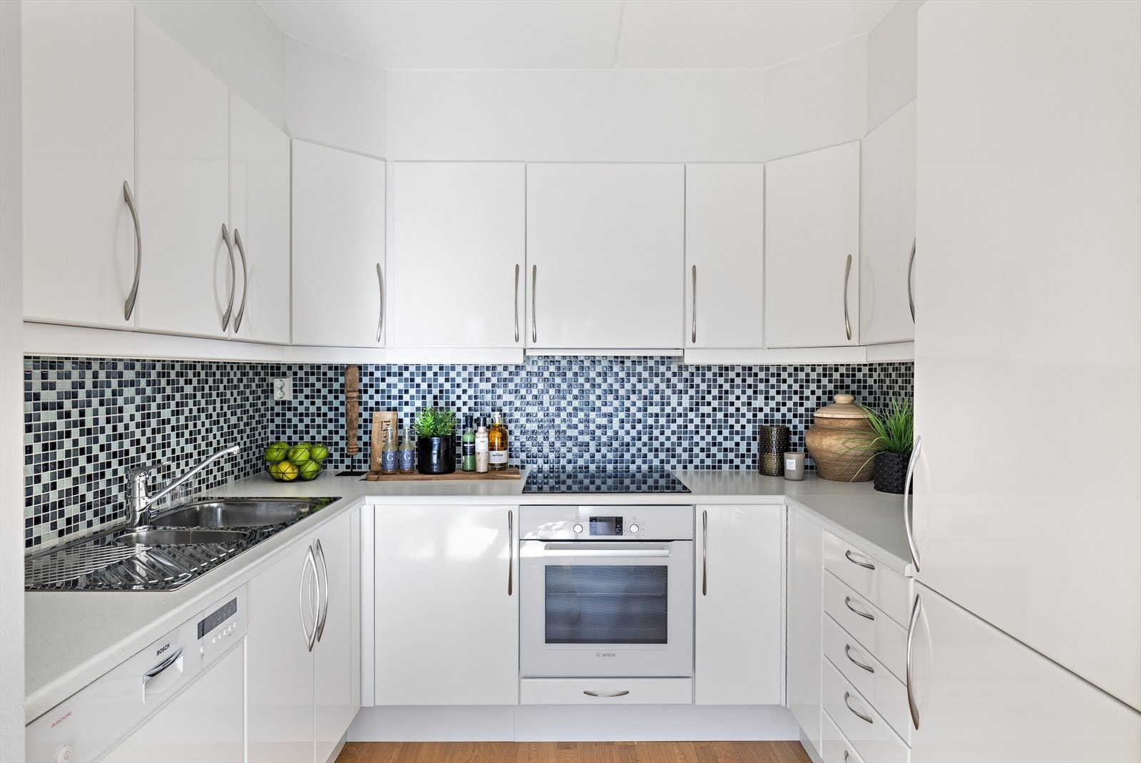 Pent kjøkken med lyse fronter. Galleribilde