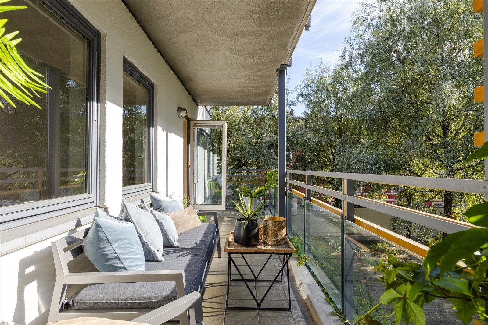 Fra stuen er det direkte utgang til en romslig balkong som gir en naturlig forlengelse av oppholdsrommet i sommerhalvåret. Galleribilde