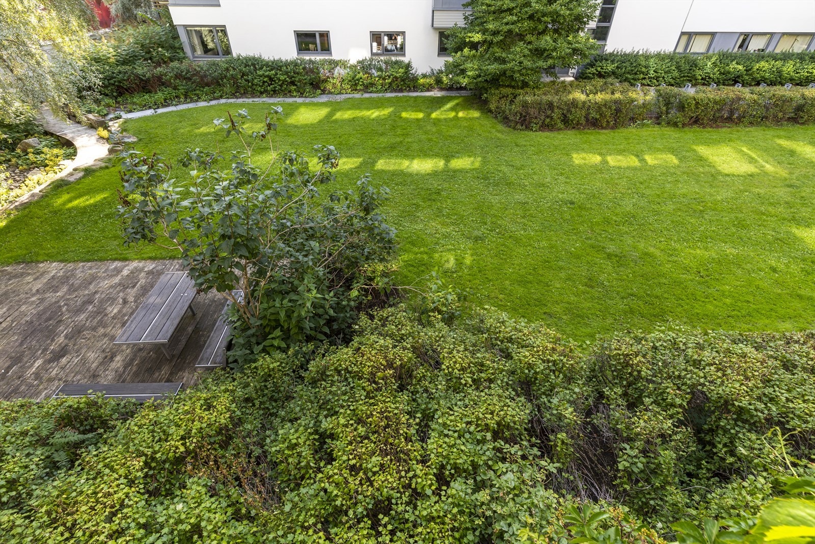 Flotte grøntarealer med hyggelige sittegrupper. Galleribilde