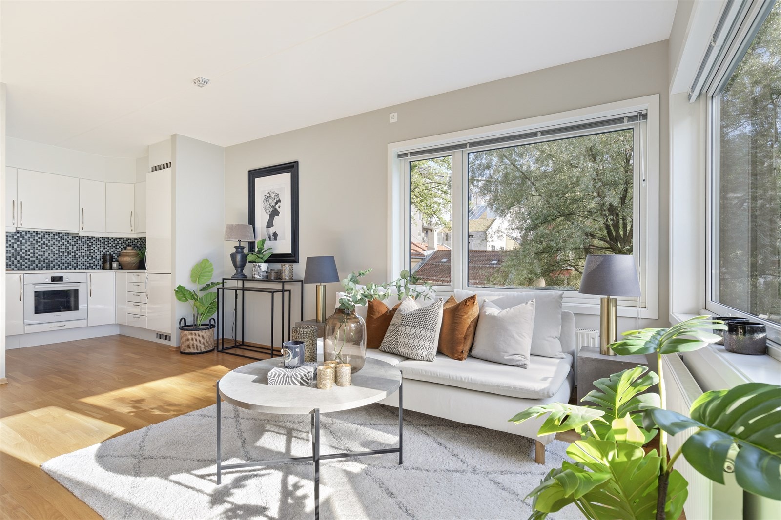 Lys og romslig stue/spisestue i delvis åpen løsning mot kjøkkenet. Galleribilde