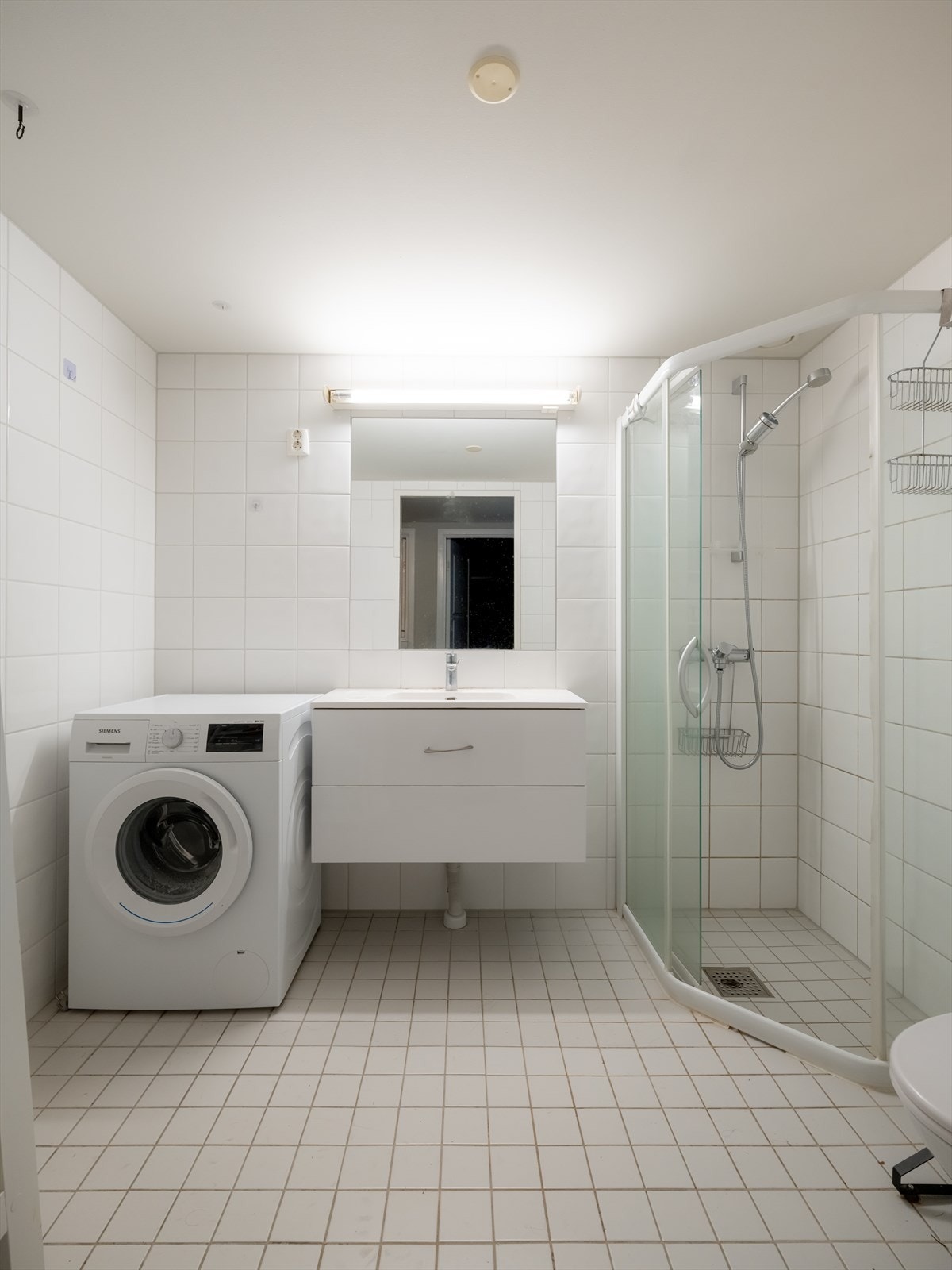 Badet har også opplegg for vaskemaskin og tørketrommel, noe som gjør det både praktisk og funksjonelt. Galleribilde