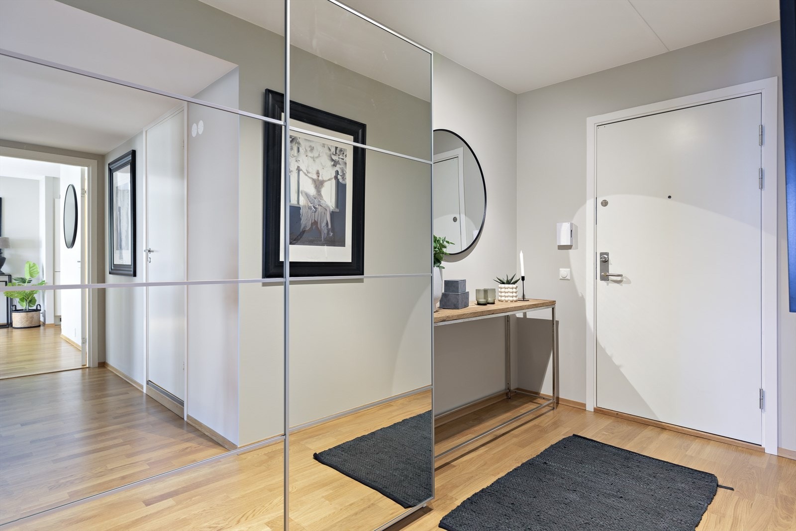 Leiligheten har heisadkomst til leilighetsplan, og inne blir du ønsket velkommen av en lys og romslig entré/gang som gir et svært godt førsteinntrykk av boligen. Galleribilde