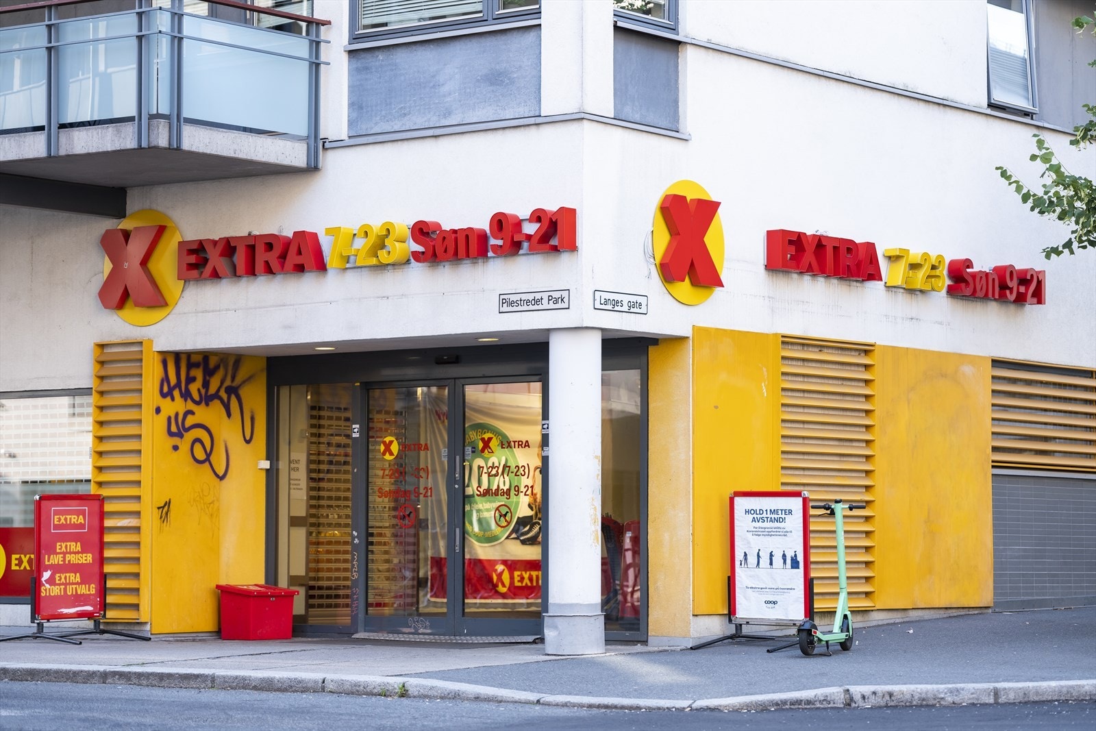 Få minutters gange til nærmeste dagligvareforretning. Galleribilde