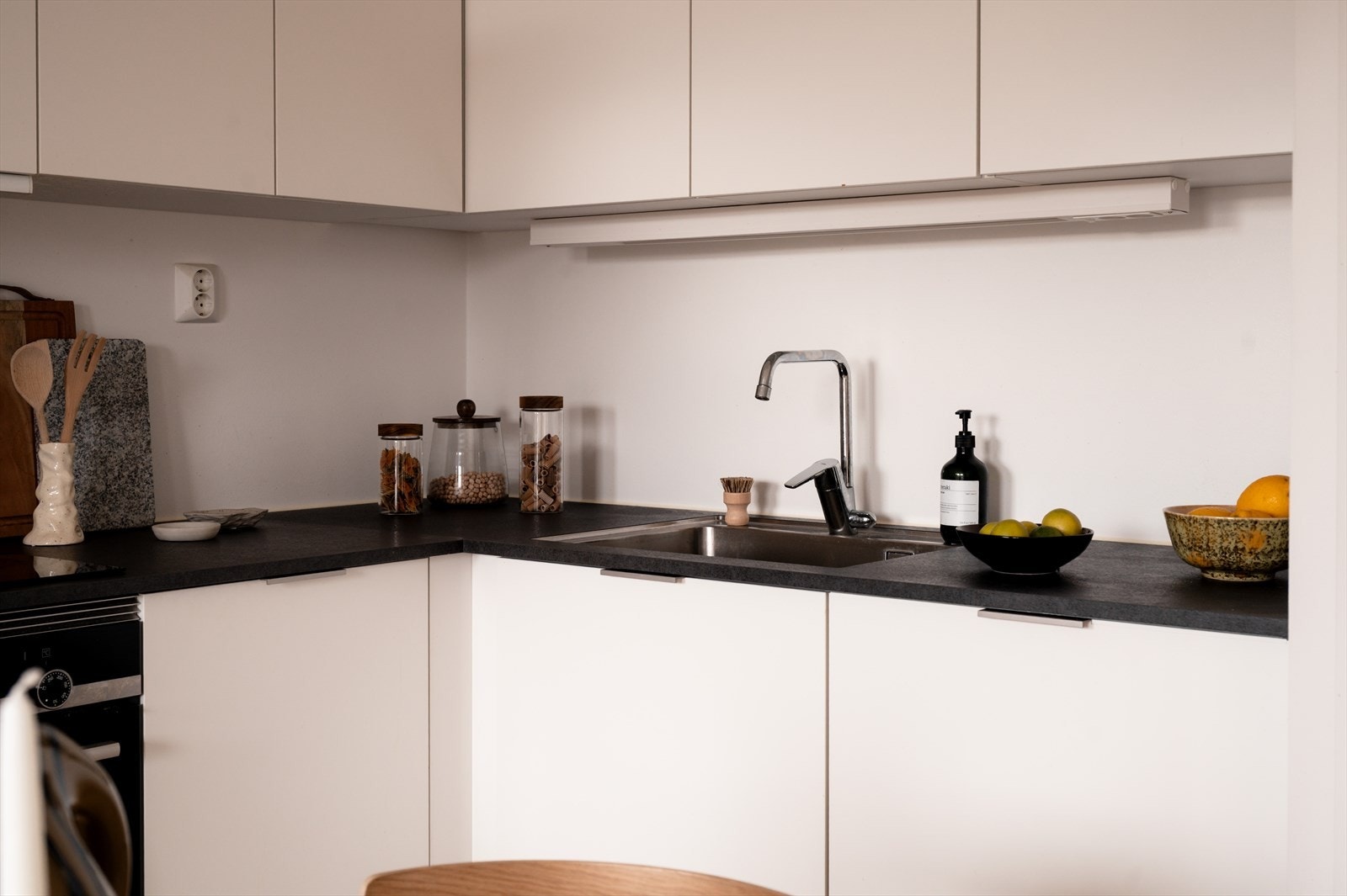 Lys og pen kjøkkeninnredning fra Sigdal med hvite, slette fronter og gode arbeidsflater. Galleribilde