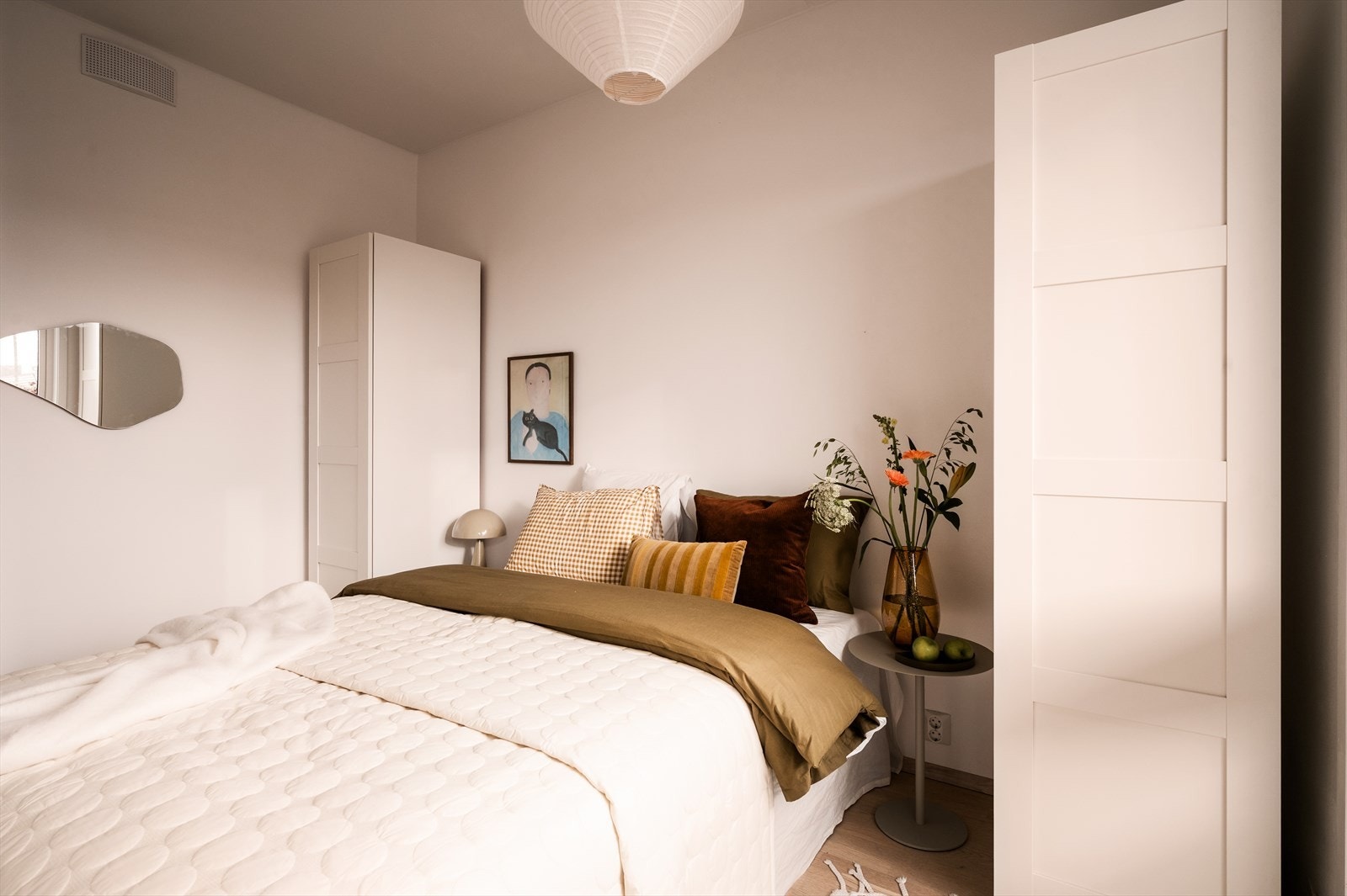 Samt romslig garderobeløsning. Galleribilde