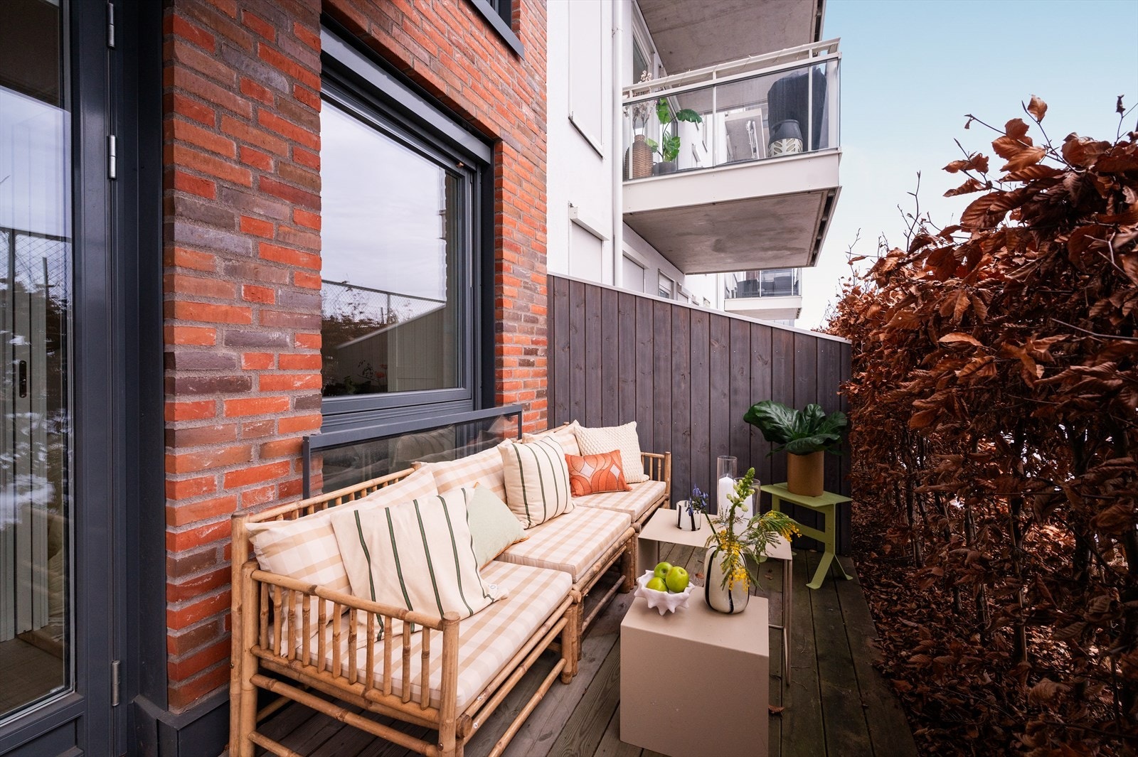 Her har man god plass til sittegruppe og koselig beplantning. Galleribilde