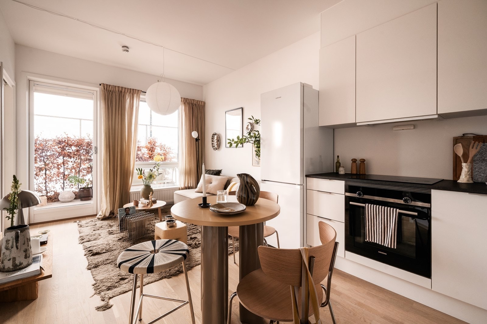 Boligen har en gjennomtenkt planløsning med åpen stue- og kjøkkenløsning som skaper en luftig og sosial atmosfære. Galleribilde