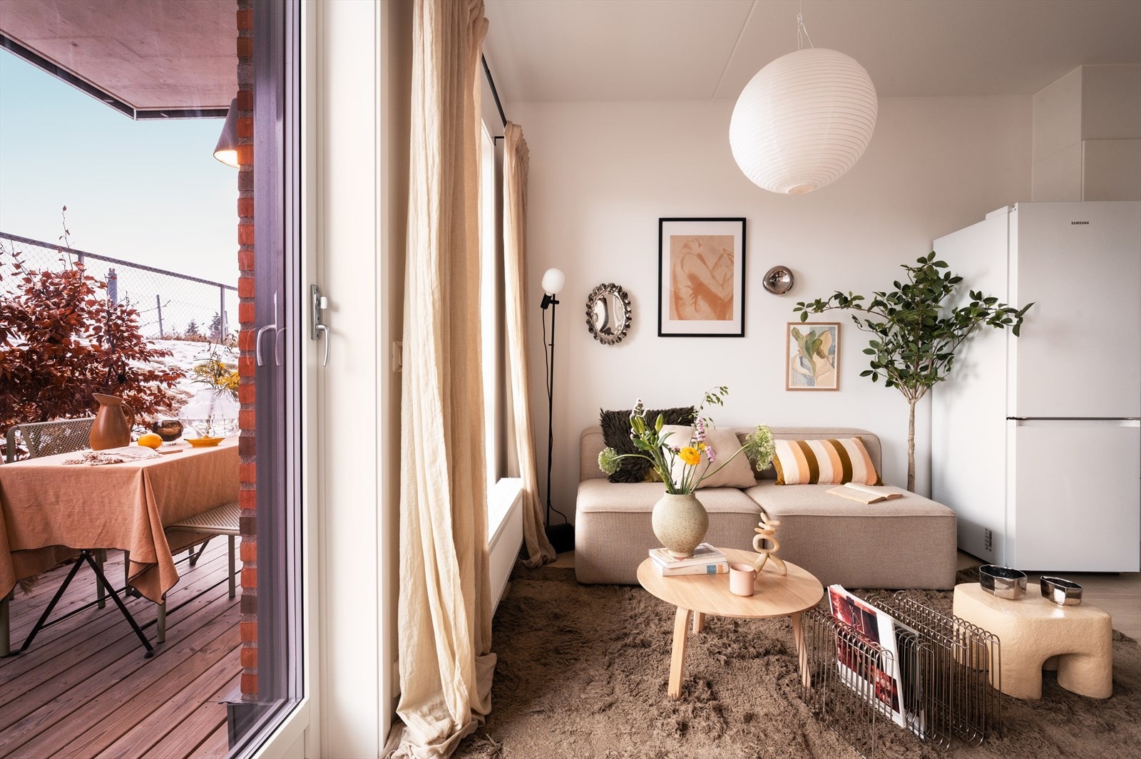 Store vinduer og utgang til markterrasse gir gode lysinnslipp og en flott forlengelse av oppholdsrommet. Galleribilde