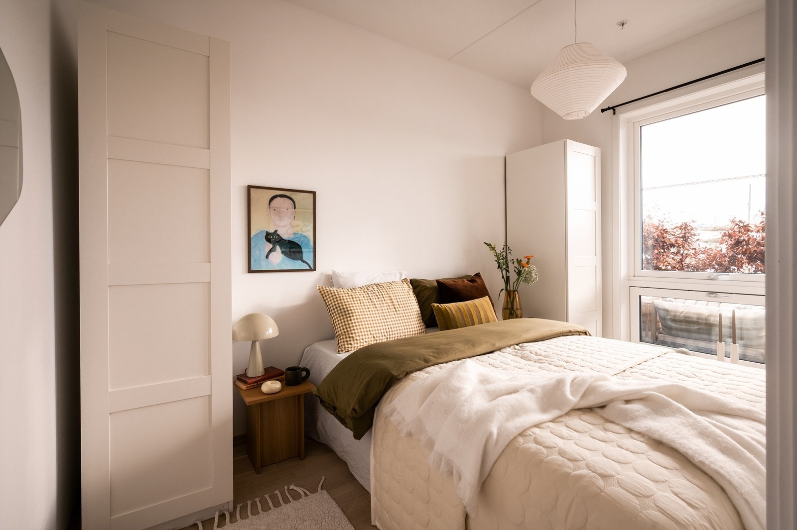 Rommet har god plass til dobbeltseng med tilhørende nattbord. Galleribilde