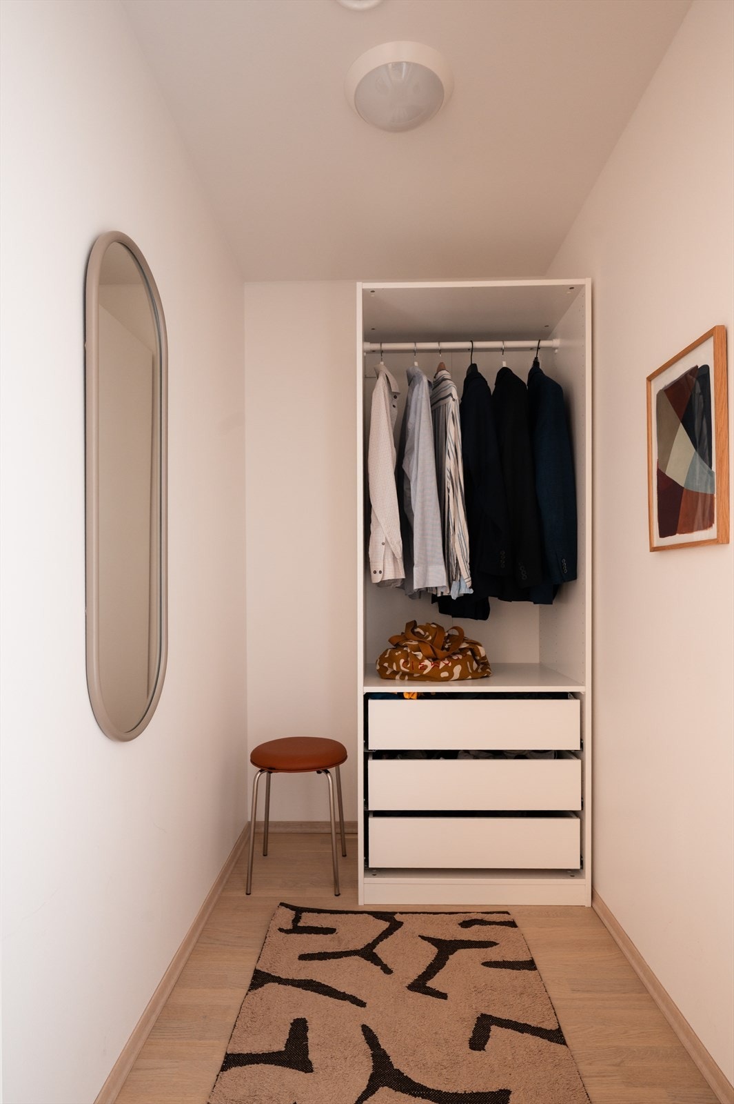 Romslig, intern bod med adkomst fra gang/entré. Perfekt for oppbevaring av personlige eiendeler, og med gode muligheter for etablering av smarte garderobeløsninger. Galleribilde