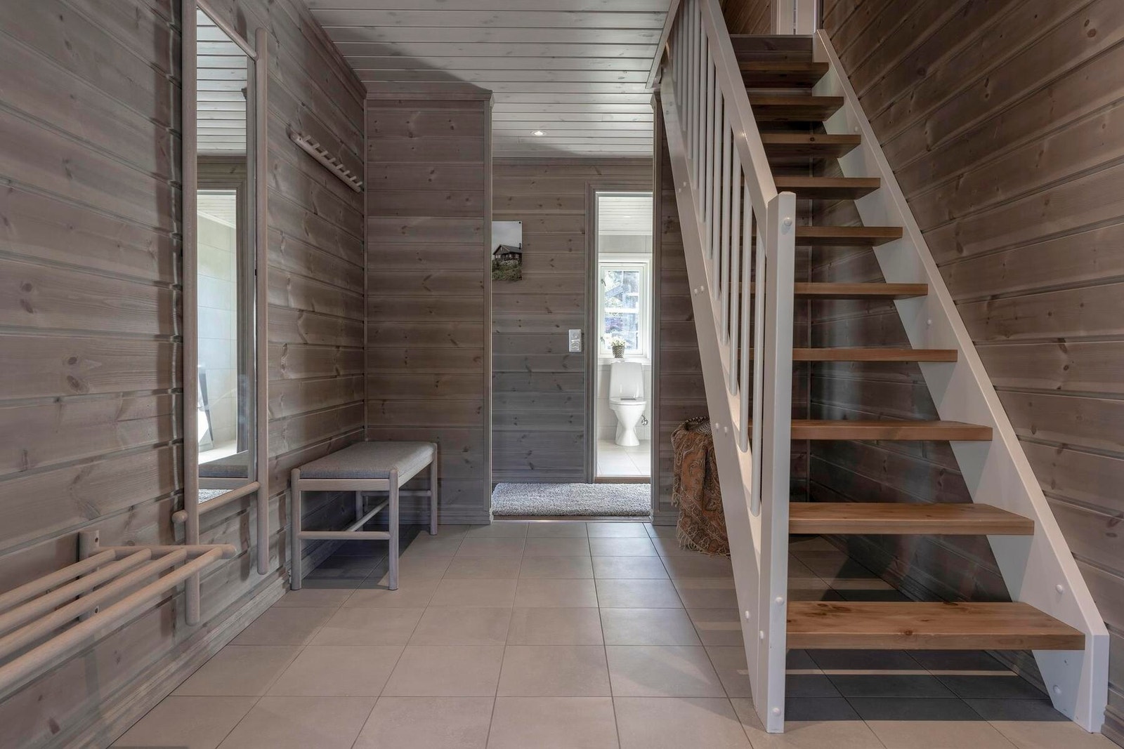 I entrèen er det god trapp opp til hemsen. Foto fra en tilsvarende hytte, Furutangen 75. Galleribilde