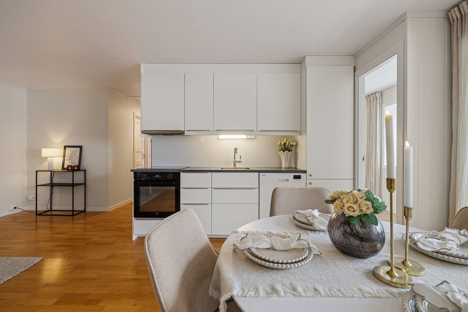 Romløsningen i oppholdsarealet gir gode muligheter for naturlig og funksjonell soneinndeling. Galleribilde