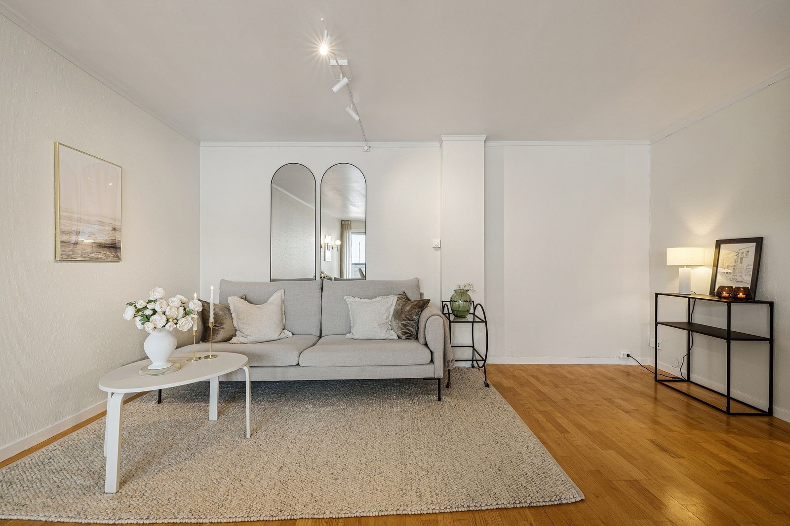 Plass til både sofa og TV-løsning i stuen. Galleribilde