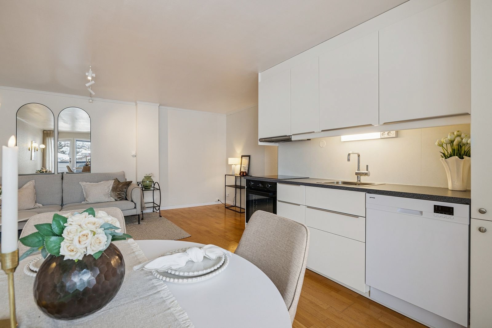 Benkeplaten er utstyrt med kjøkkenkran og oppvaskkum, og det er praktisk belysning mellom over- og overskapene. Galleribilde