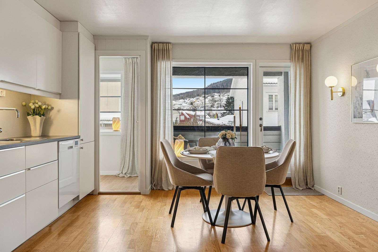 Den åpne stue- og kjøkkenløsningen skaper en luftig og sosial atmosfære som inviterer til både hverdagsliv og hyggelige sammenkomster. Galleribilde