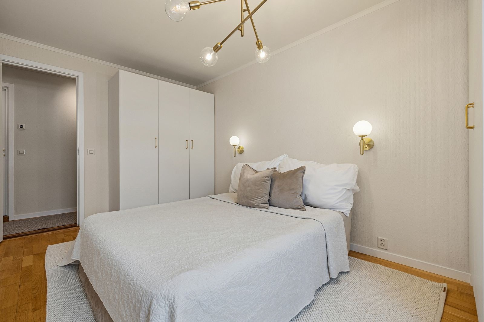 Rommenes utforming gir gode muligheter for hjemmekontor, barnerom eller gjesterom - avhengig av behov. Galleribilde