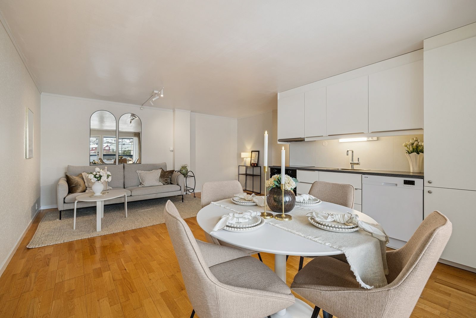 Dette er en lys og trivelig 3-roms selveierleilighet med sentral beliggenhet i Nybyen på Strømsø. Galleribilde