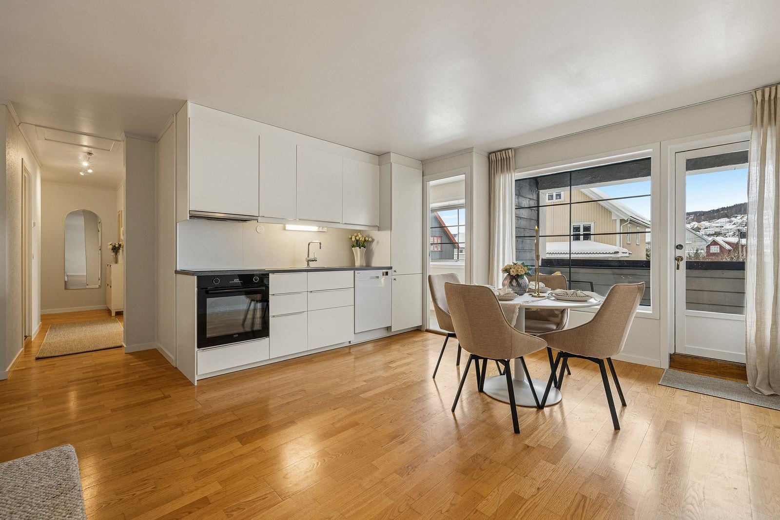 Spisegruppen får en naturlig og sentral plass i rommet, med praktisk nærhet både til kjøkkenet og utgangen til balkongen. Galleribilde