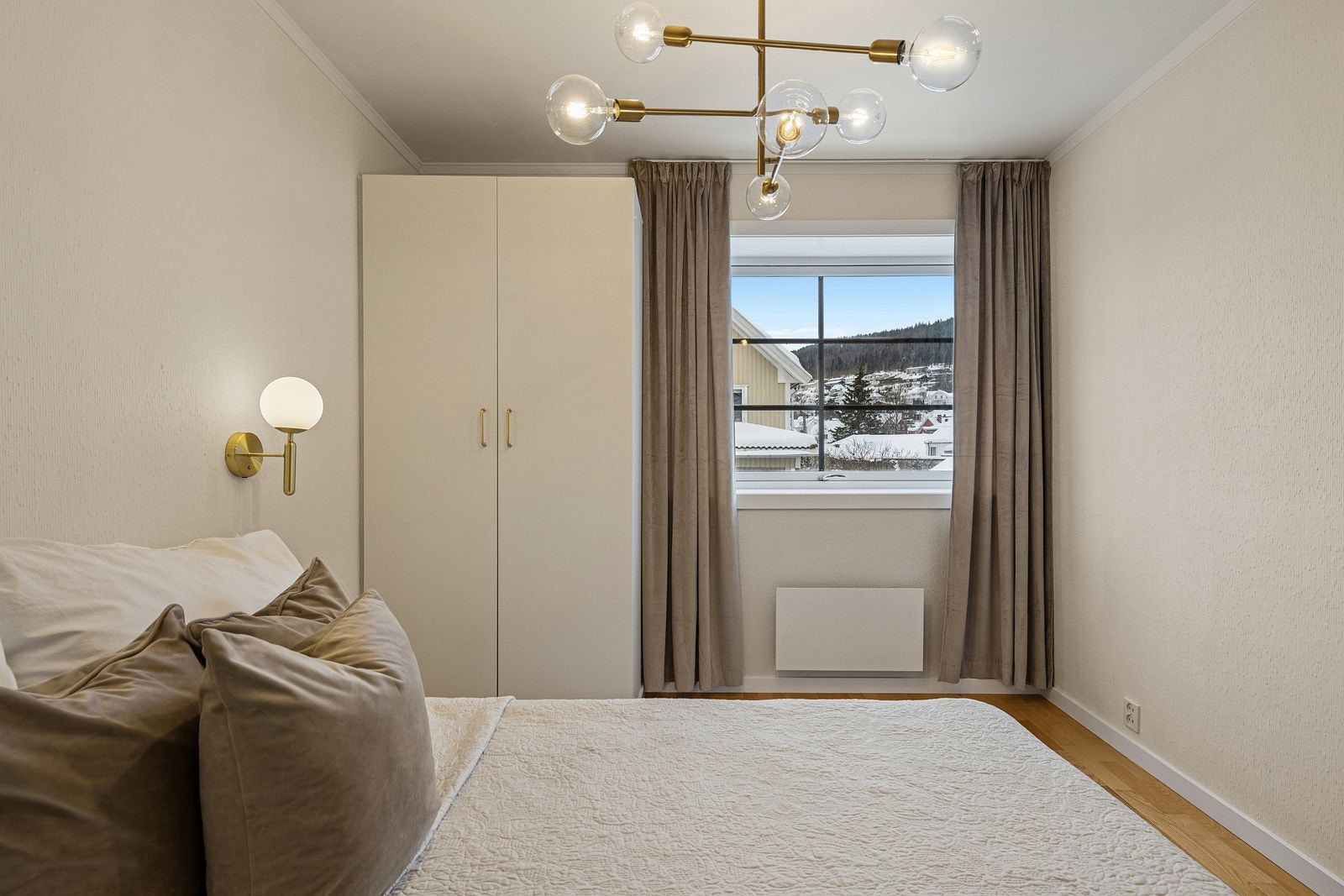 To praktiske garderobeskap gir god oppbevaringsplass i soverommet. Galleribilde