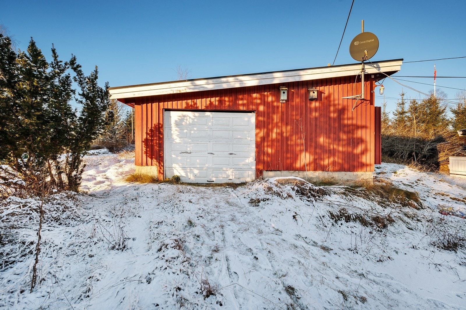 Eldre frittstående garasje med garasjerom og 3 boder Galleribilde