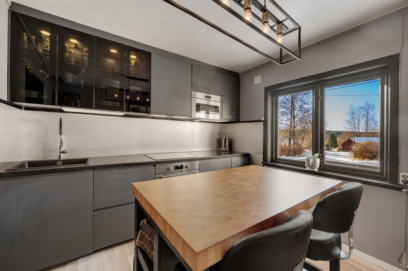 Integrerte hvitevarer som komfyr, platetopp, mikrobølgeovn og oppvaskmaskin medfølger handelen. Galleribilde