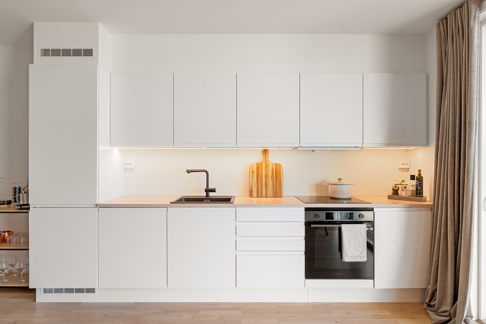 Kjøkken med integrerer hvitevarer Galleribilde