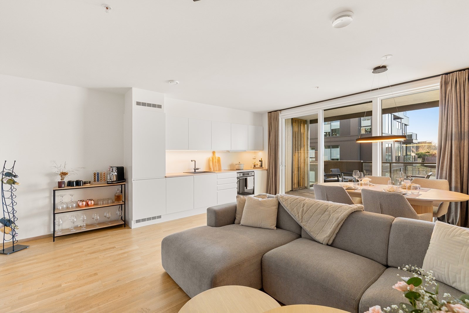 Kjøkken i med lyse fronter Galleribilde