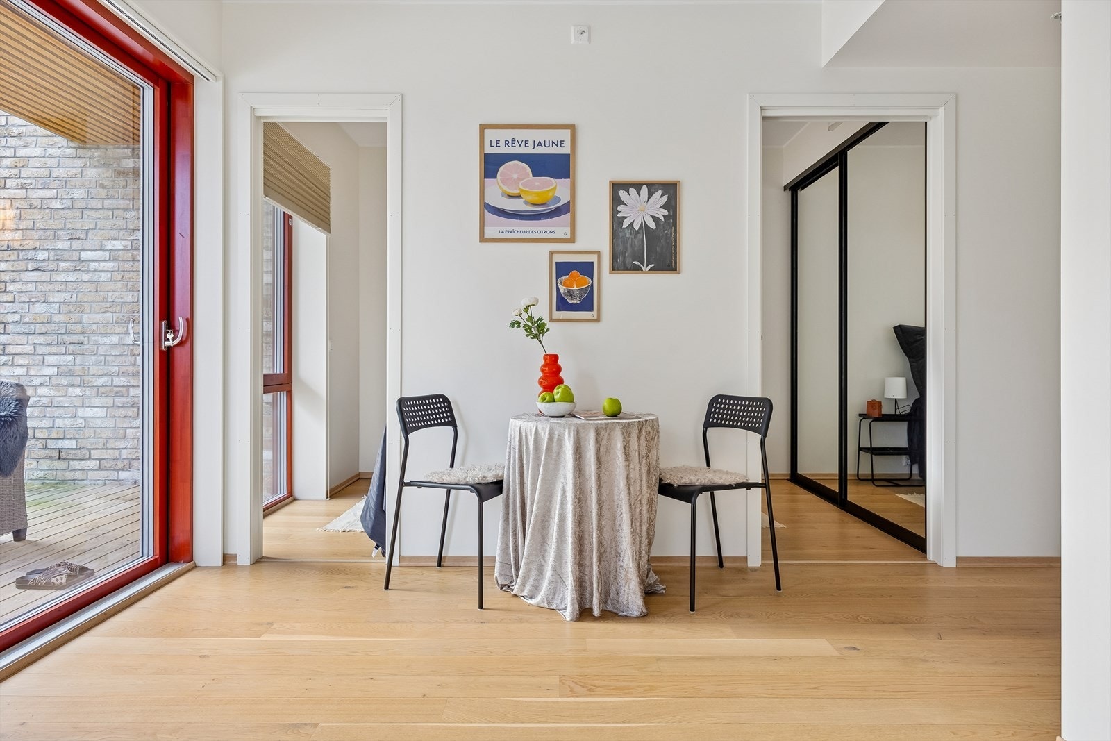 En plassbesparende skyvedører leder inn til soverommet. Galleribilde