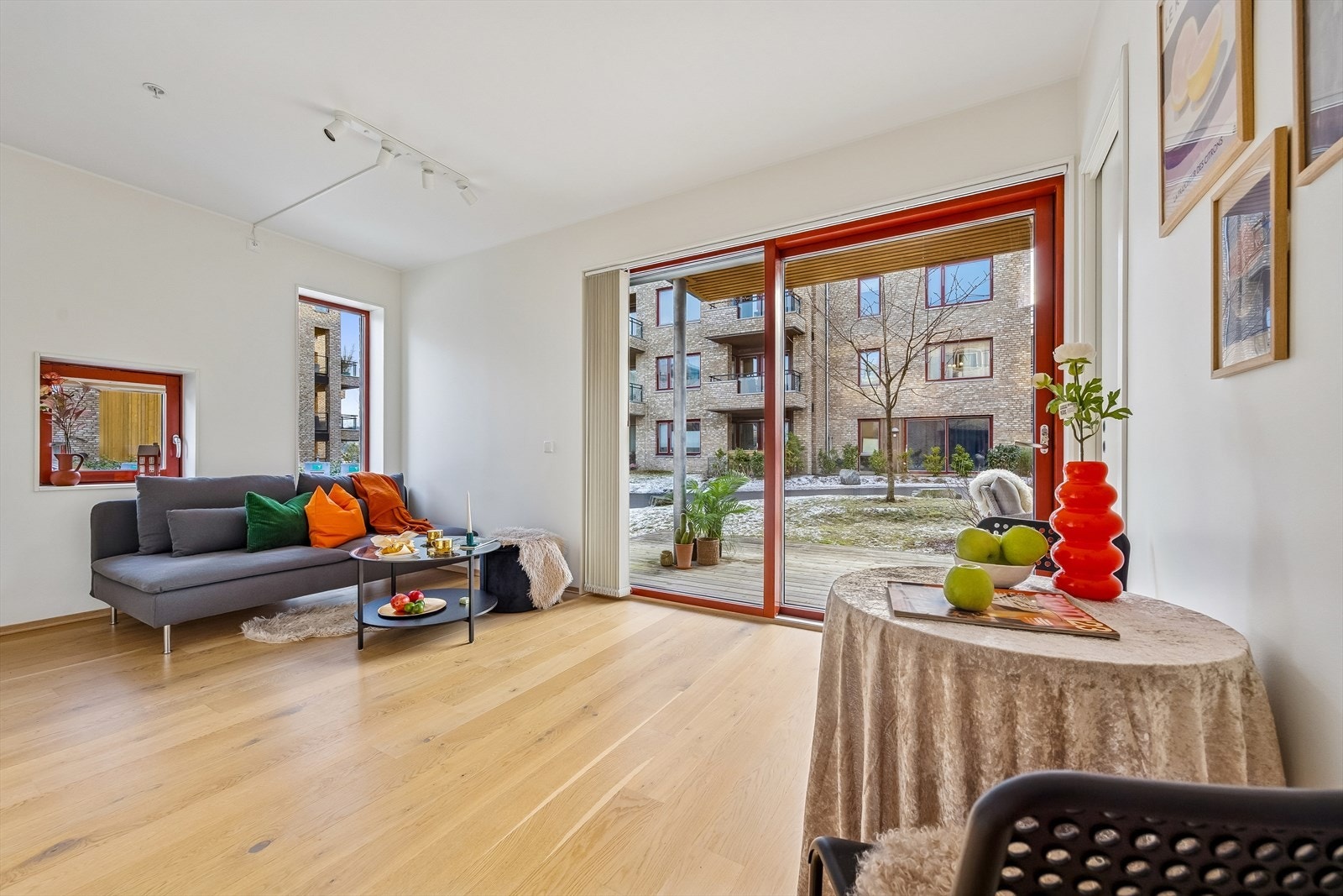 Stuen er det sentrale rommet, med store skyvedører i glass som åpner opp mot uteplassen. Galleribilde