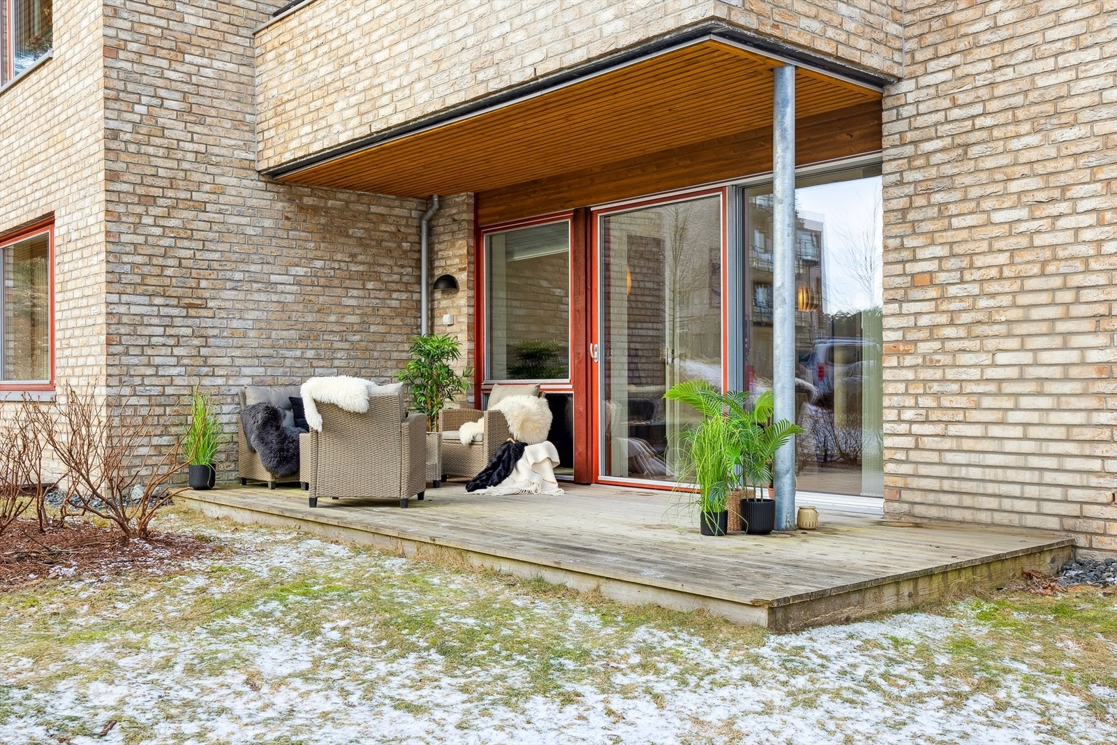 Leiligheten har en romslig, delvis overbygget terrasse på nesten 15 m² med direkte utgang fra stuen. Galleribilde