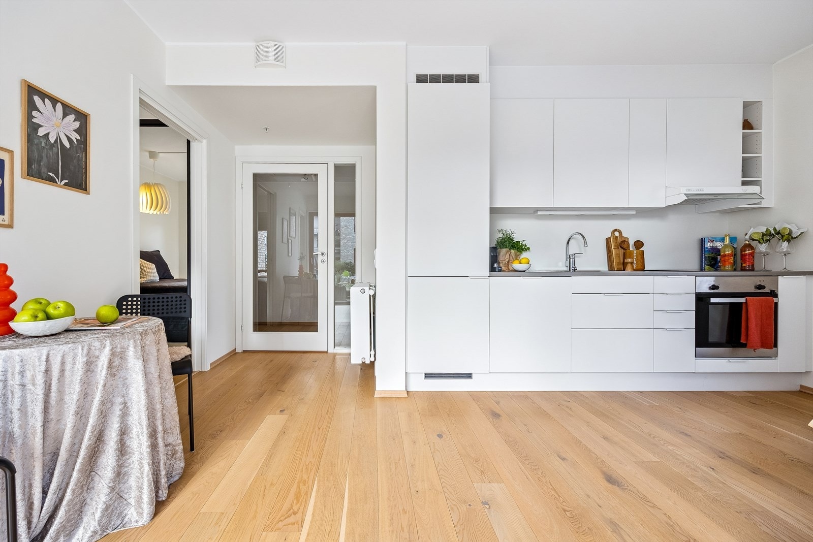 Oppvarming skjer via en viftekonvektor tilknyttet fjernvarmeanlegget. Galleribilde