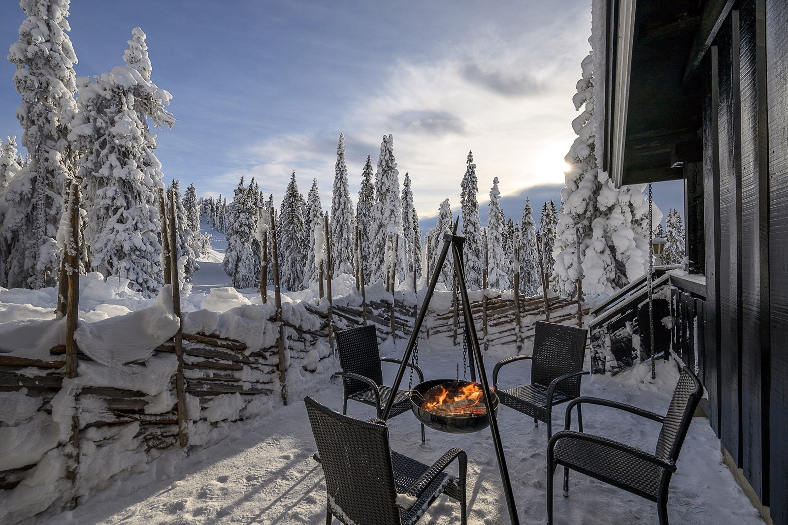 Hyggelig uteplass, rigget med bålpanne for perfekt stemning. Galleribilde