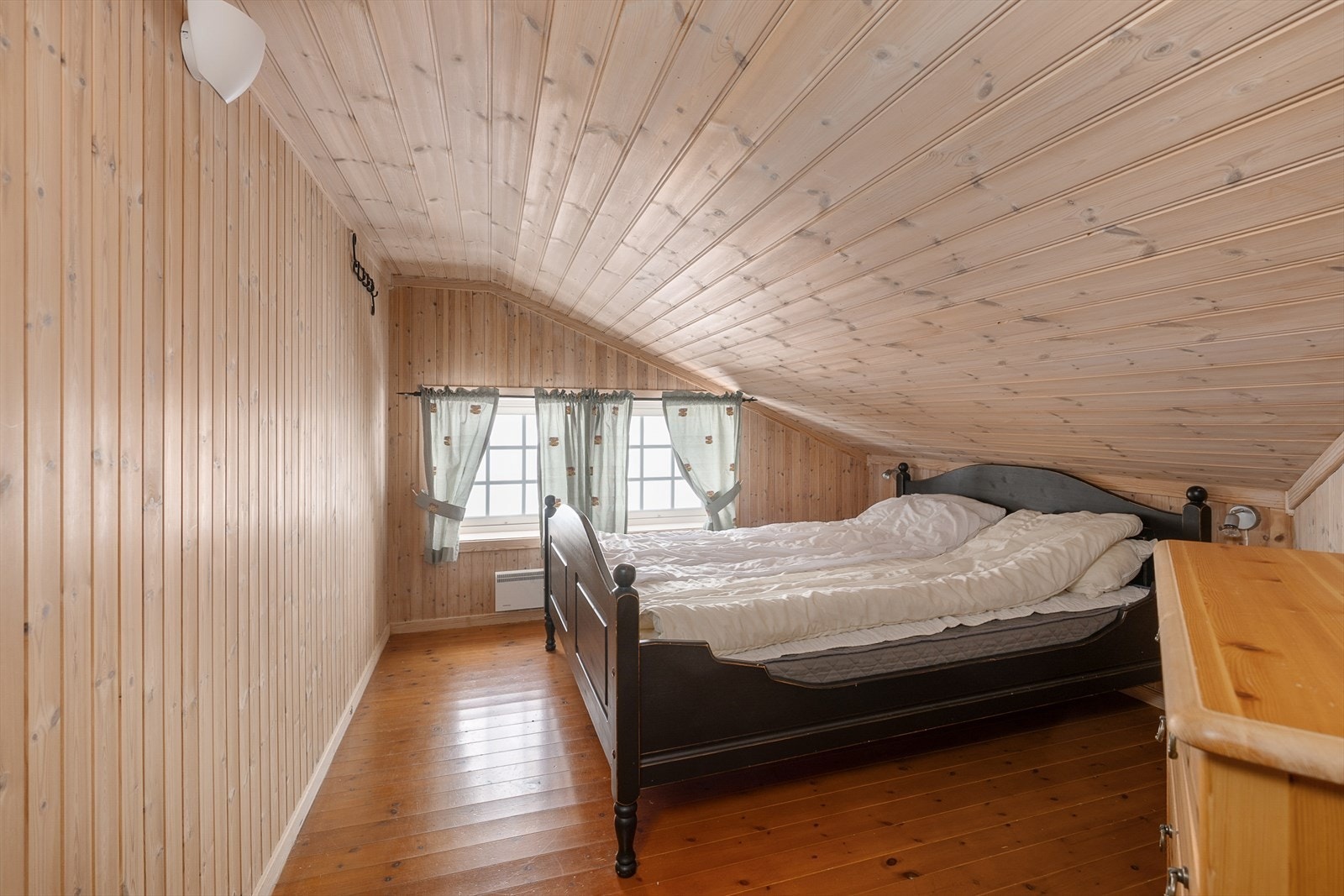 Rom på hemsen innredet med dobbeltseng. Galleribilde