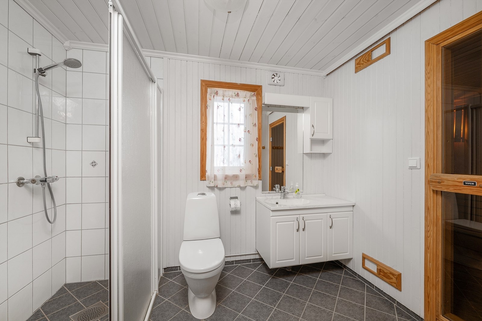 Badet i første etasje er utstyrt med dusjhjørne, servant og toalett. Galleribilde