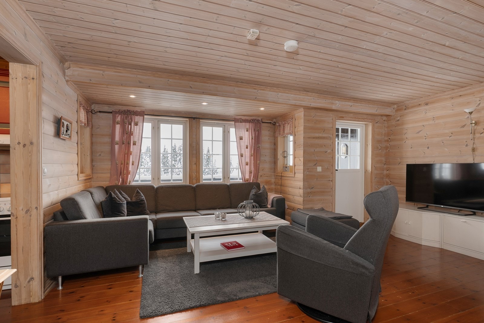 Stua er romslig og det er god plass til en stor sofagruppe og langbord. Galleribilde