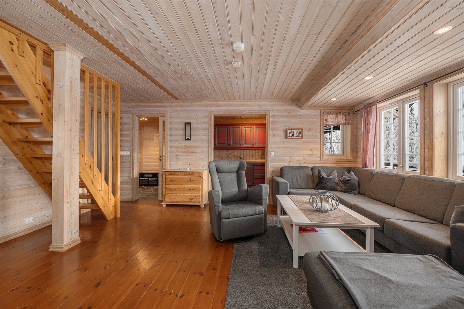 Det er en åpen løsning mellom stue og kjøkken noe som gir et sosialt oppholdsrom. Galleribilde