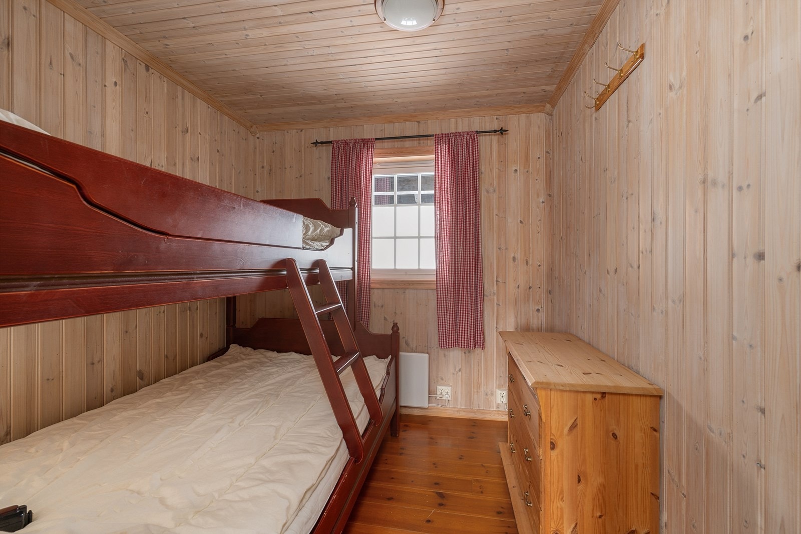 Soverom i første etasje med plassbygd køyeseng. Galleribilde