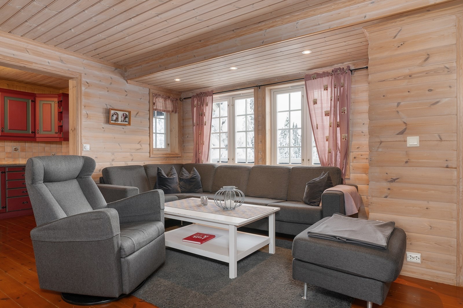 Store vindusflater slipper inn rikelig med dagslys i rommet. Galleribilde