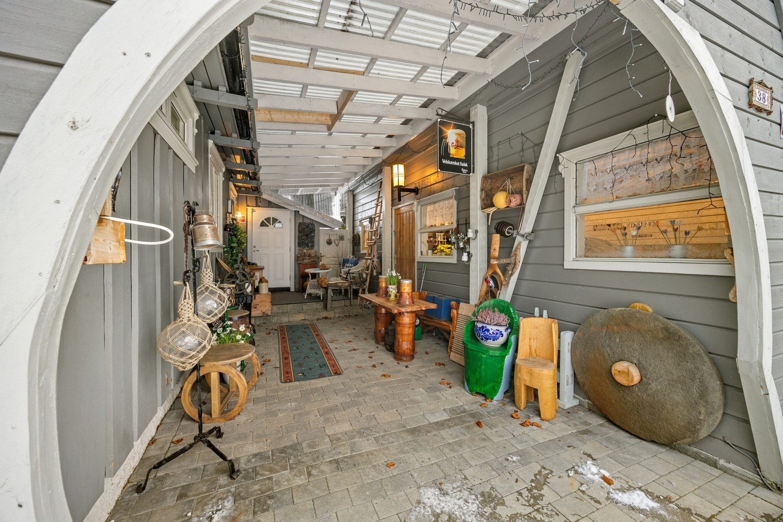 Takoverbygd og steinbelagt inngangsparti. Galleribilde