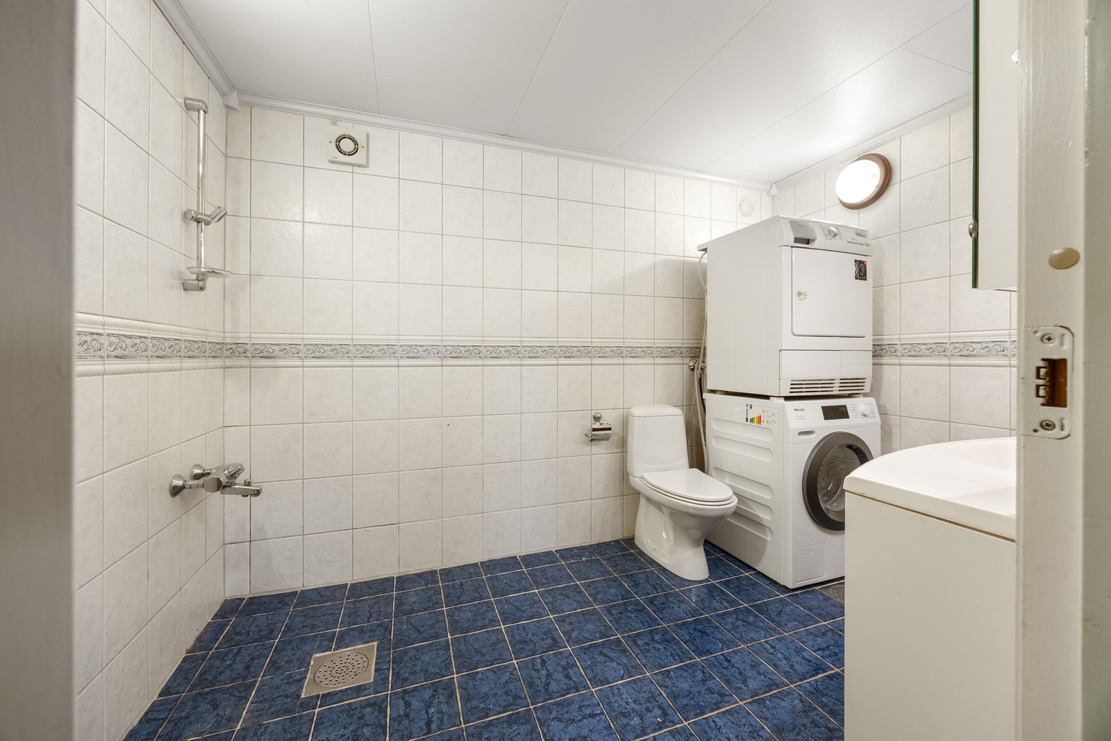 Vaskerom i underetasje - ca 6 kvm. Flislagte overflater med varme i gulv. Galleribilde