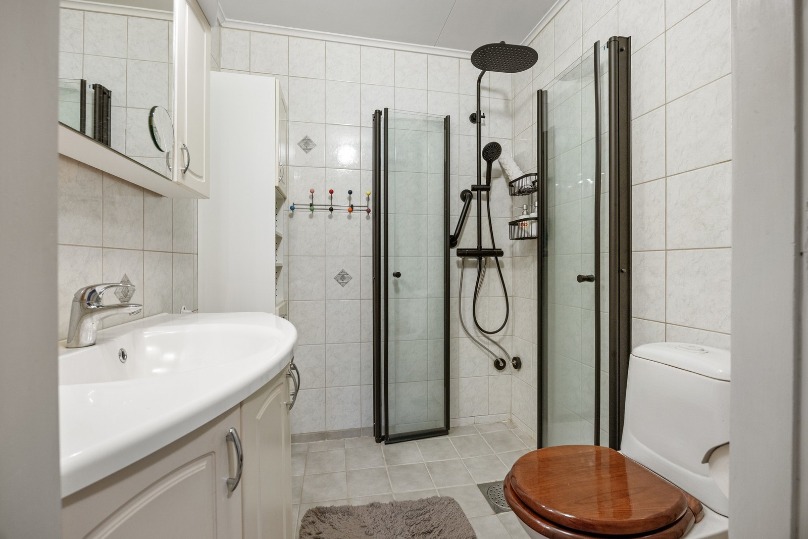 Bad - ca 3 kvm. Utstyrt med toalett og toalett. Nye dusjvegger og -garnityr montert i 2025 Galleribilde