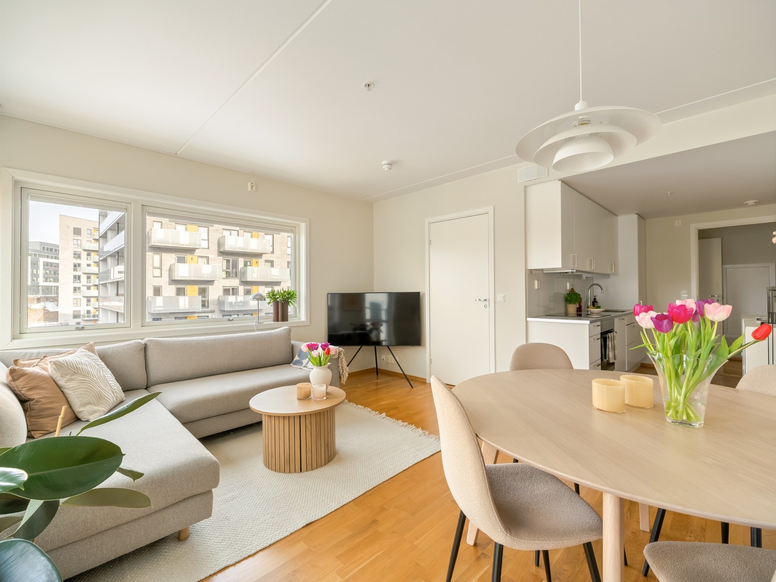 Hele leiligheten ble malt i en lys fargepalett i 2025. Galleribilde