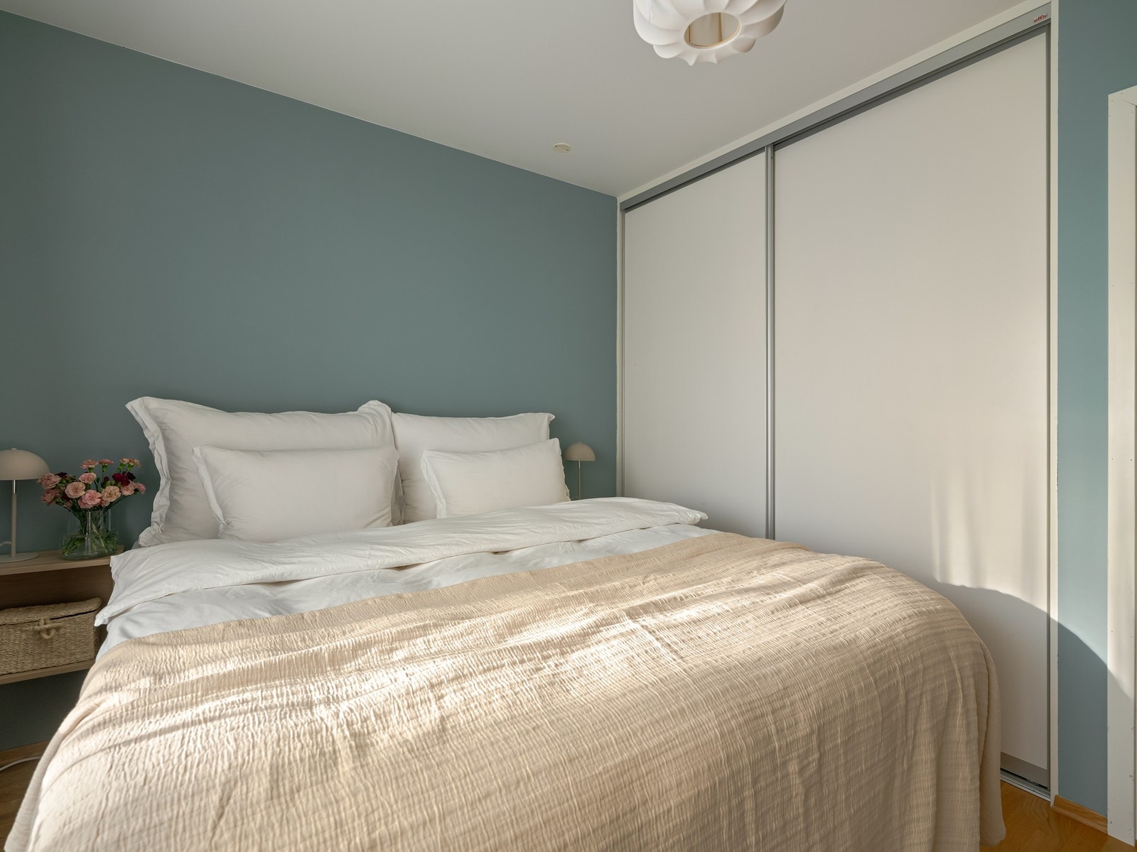 Her er det plass til dobbeltseng med tilhørende nattbord. Det er rikelig med lagringsplass i innebygd skyvedørsgarderobe. Galleribilde