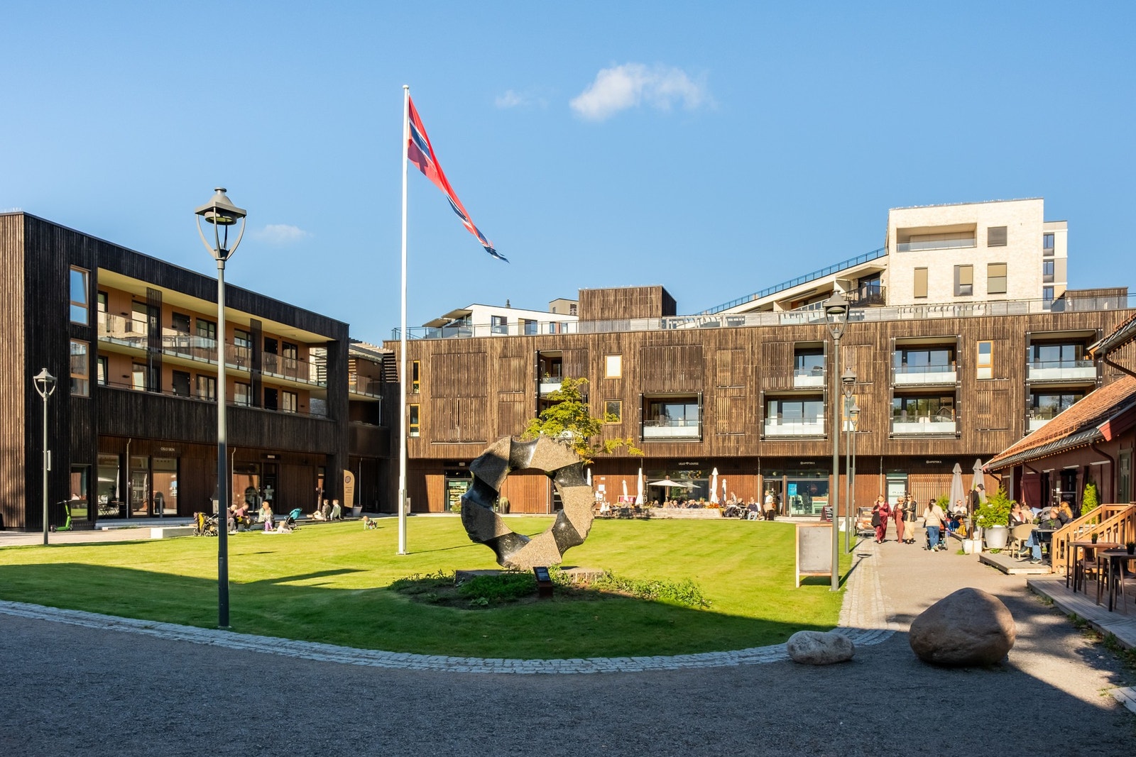 På Lillo er det også et hyggelig lite gårdstun mellom restauranter og butikker. Galleribilde