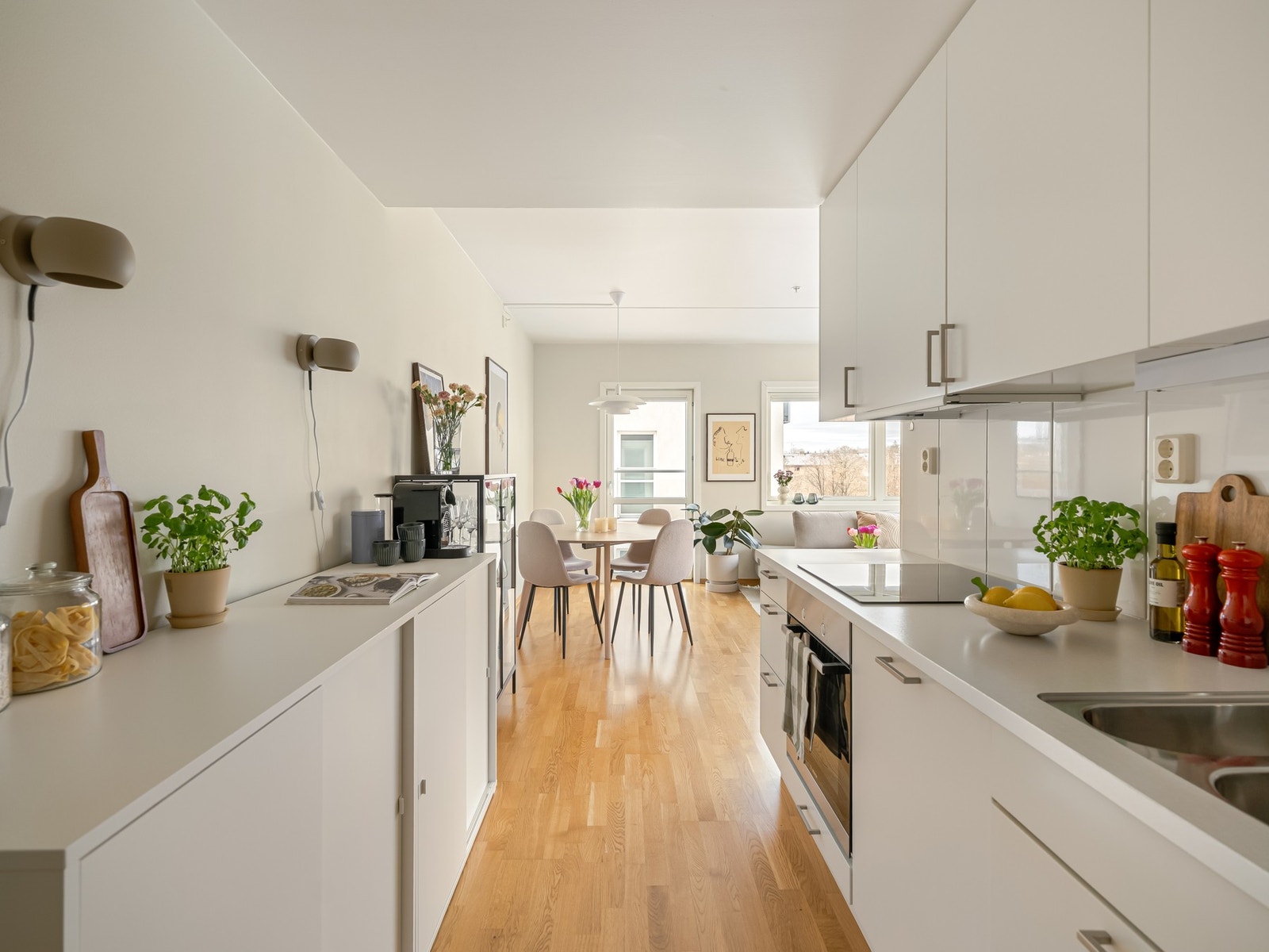 Dette er en romslig hjørneleilighet med morderne standard fra 2014. Galleribilde