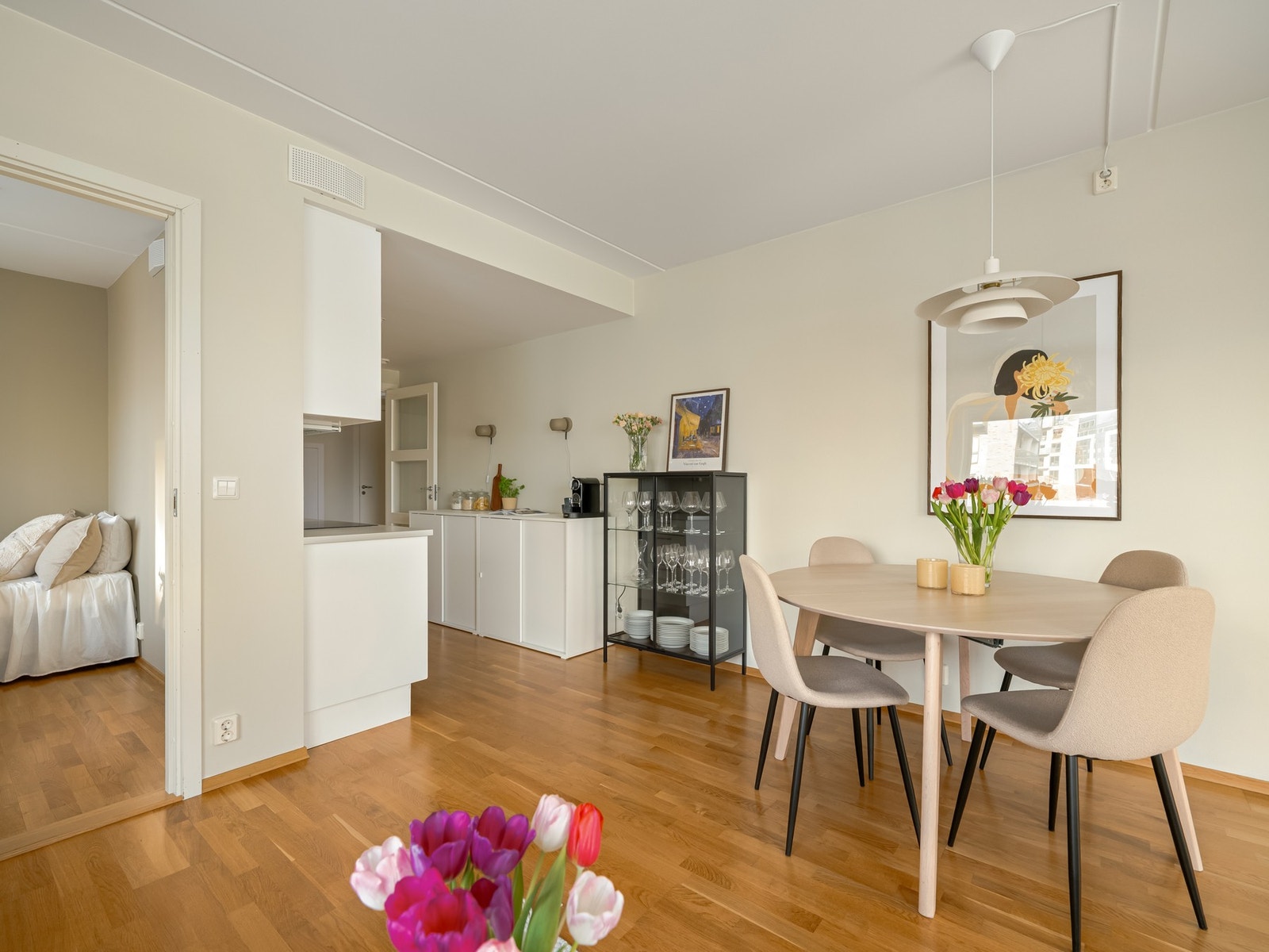 Vi tar turen ut i stuen og beveger oss videre til kjøkkenet, som ligger praktisk til i en delvis åpen løsning. Galleribilde