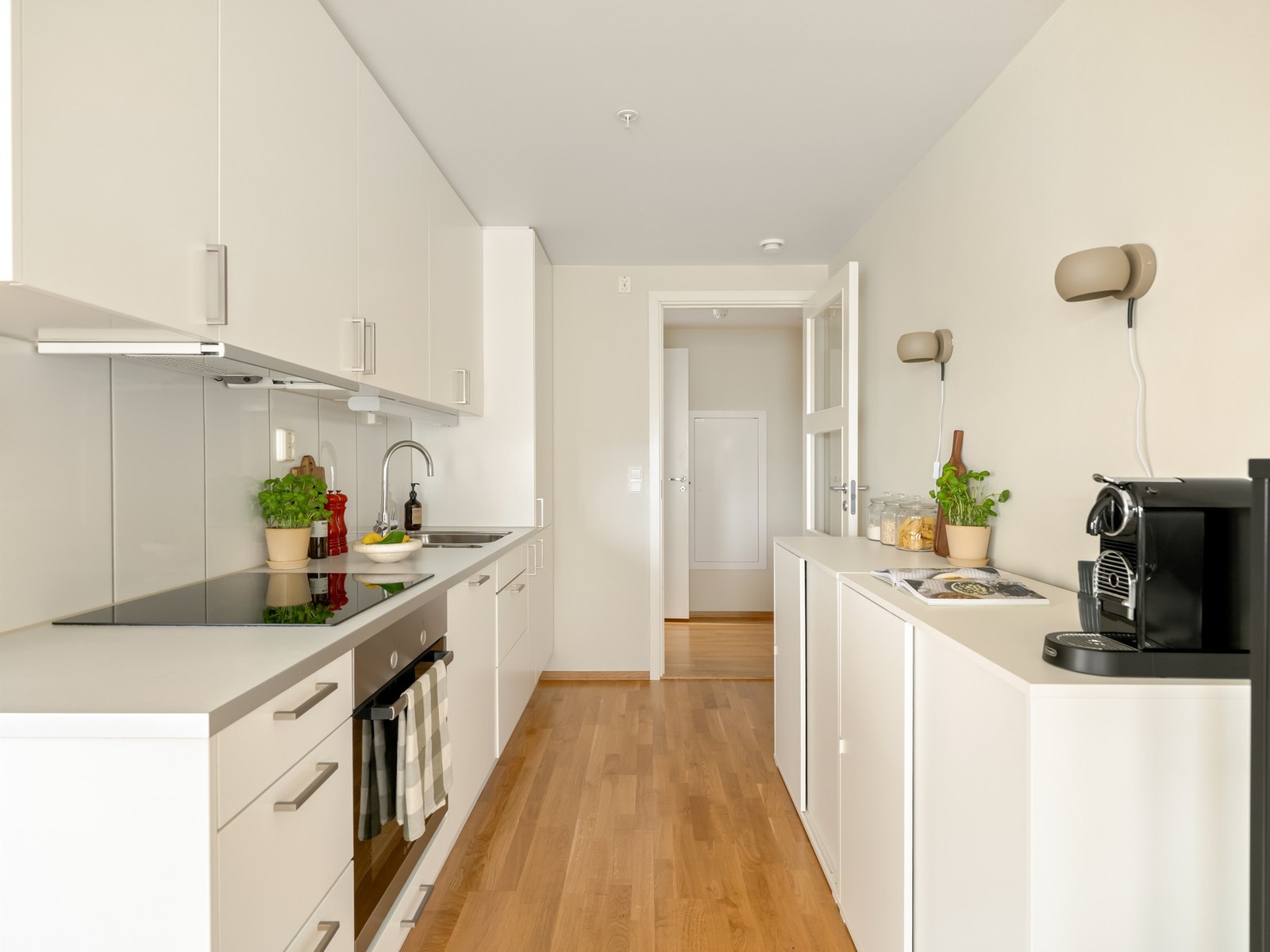 Kjøkkenet har godt med oppbevaring på begge sider, med et tidløst uttrykk fra 2014. Galleribilde