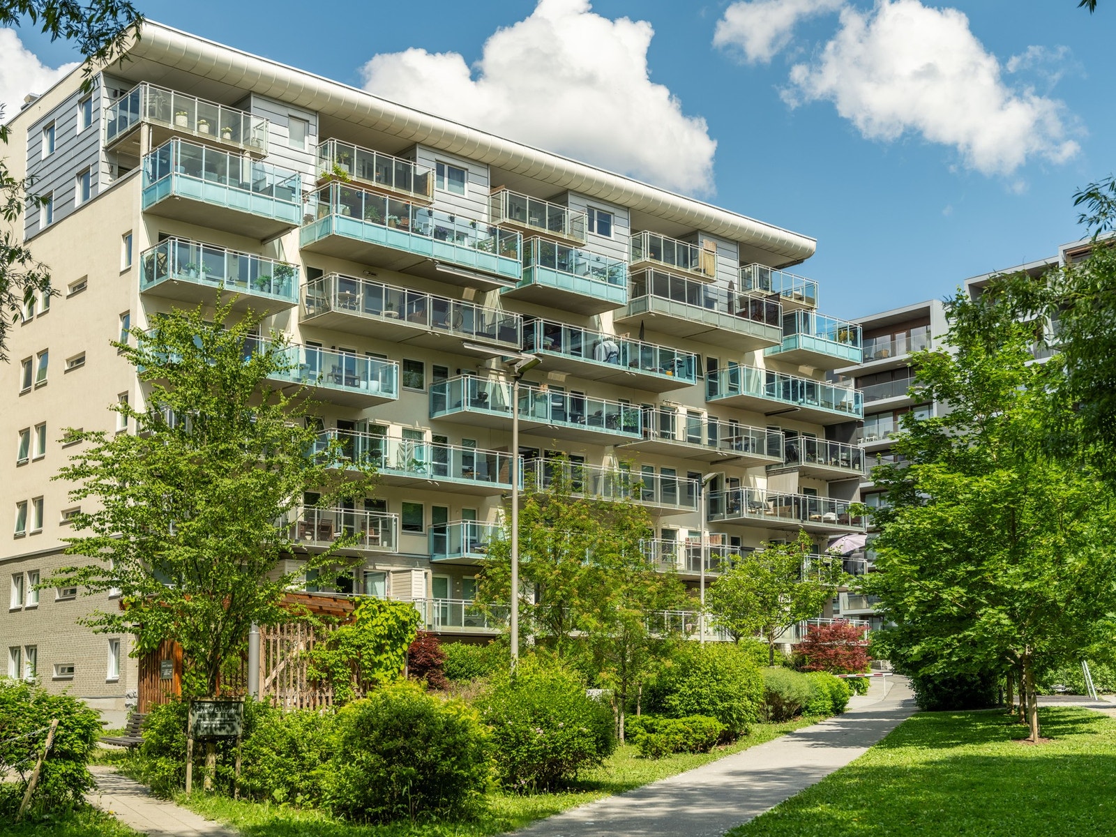 Elvelunden sameie har pent opparbeidede fellesområder, så her vil du trives like godt ute som inne! Galleribilde